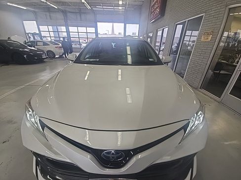 Used 2019 Toyota Camry XLE image 2