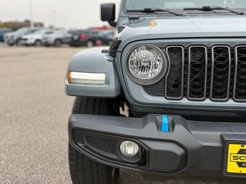 Used 2024 Jeep Wrangler Unlimited image 4