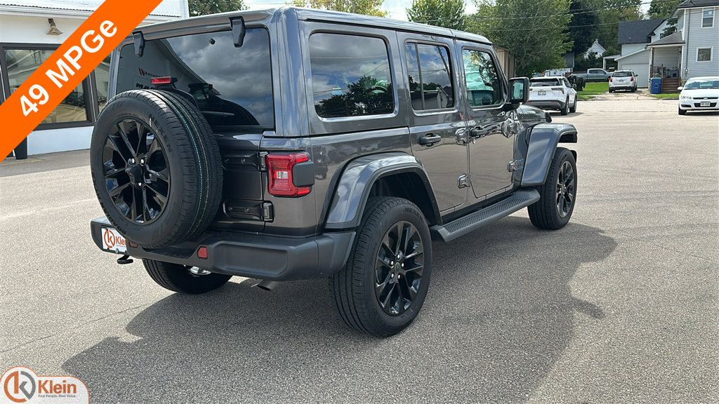 Used 2025 Jeep Wrangler Unlimited Sahara AWD/4WD image 8