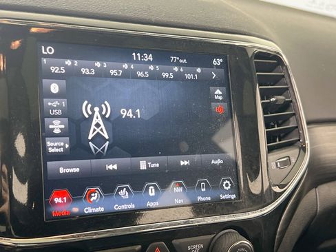 Used 2022 Jeep Grand Cherokee Laredo X image 14