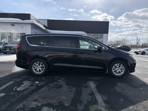 Used 2023 Chrysler Pacifica Touring-L image 4