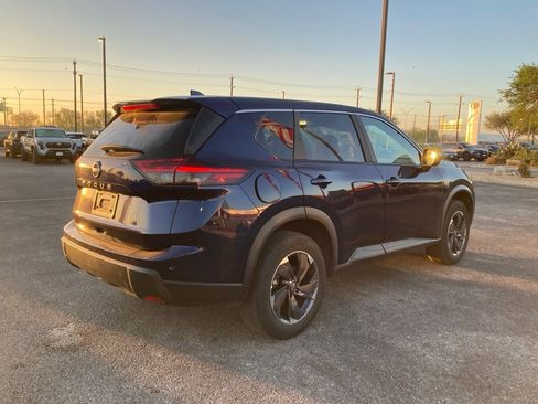 Used 2025 Nissan Rogue SV image 4