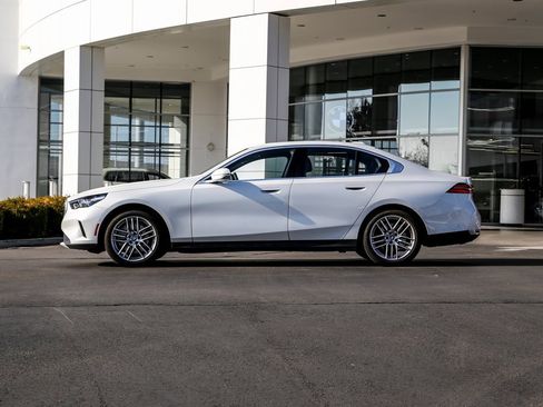 Used 2025 BMW 530i xDrive w/ Premium Package image 2