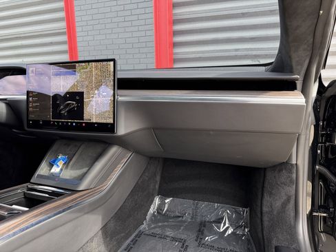 Used 2023 Tesla Model S Standard Range image 17