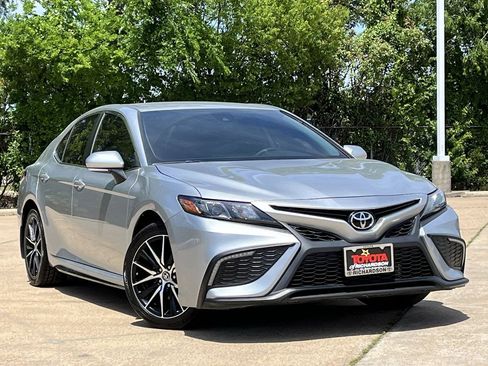 Used 2024 Toyota Camry SE FWD image 2