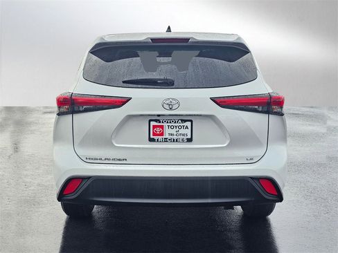 Used 2023 Toyota Highlander LE image 4