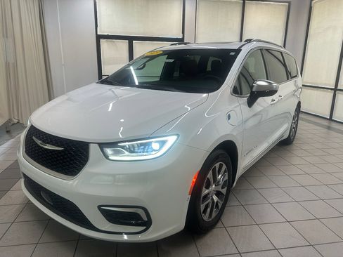 Used 2025 Chrysler Pacifica Pinnacle FWD image 12