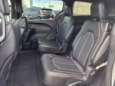 New 2026 Chrysler Pacifica Select image 5