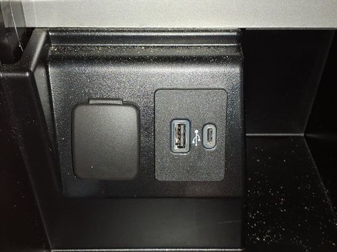 Used 2022 Ford Explorer XLT w/ Equipment Group 202A AWD/4WD image 12