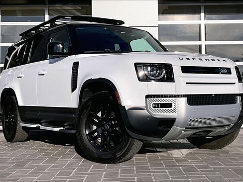 Used 2023 Land Rover Defender 130 SE image 3