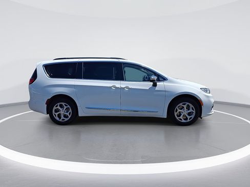 Used 2023 Chrysler Pacifica Limited AWD/4WD image 10
