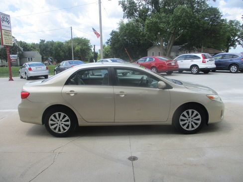 Used 2013 Toyota Corolla LE FWD image 2