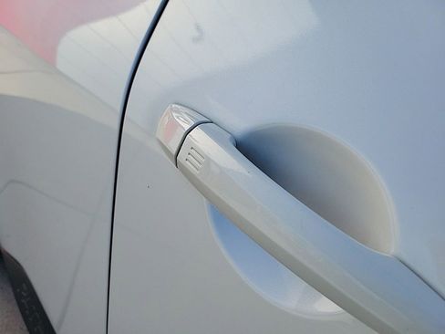 Used 2022 Nissan Pathfinder SV image 10