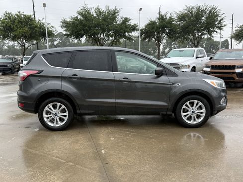 Used 2017 Ford Escape SE FWD image 3
