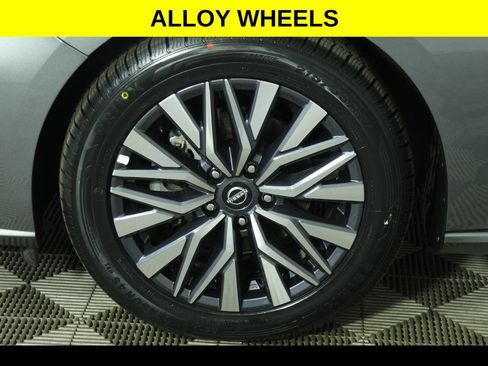 Used 2025 Nissan Altima 2.5 SV FWD image 5