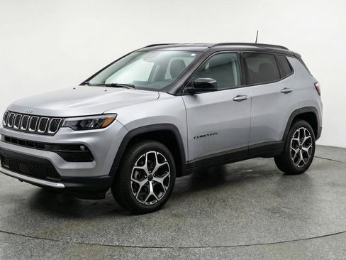 Used 2025 Jeep Compass Limited image 3