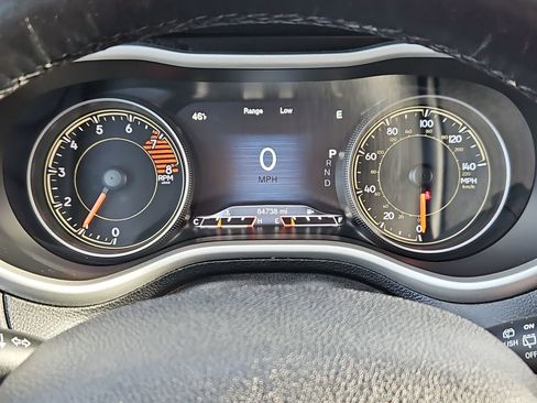 Used 2017 Jeep Cherokee Trailhawk image 15