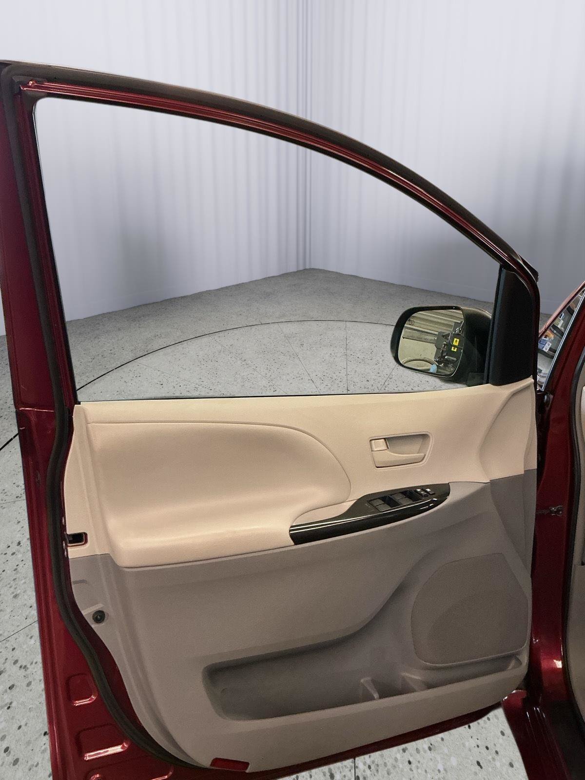 Used 2011 Toyota Sienna LE w/ Towing Pkg FWD image 18