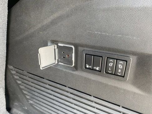 Used 2021 Chevrolet Tahoe Z71 w/ Z71 Signature Package AWD/4WD image 35