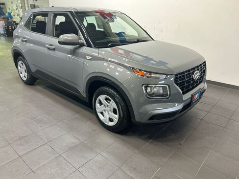Used 2020 Hyundai Venue SE FWD image 2
