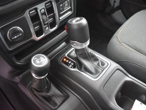 Used 2024 Jeep Wrangler Unlimited w/ Convenience Group AWD/4WD image 27