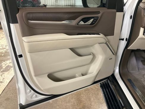 Used 2021 GMC Yukon XL Denali w/ Denali Premium Package image 11