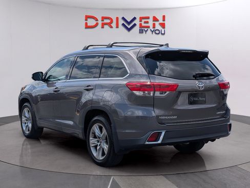 Used 2017 Toyota Highlander Limited image 3