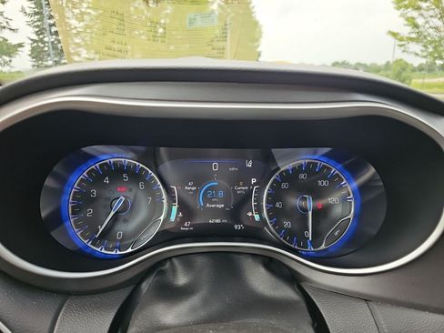 Used 2023 Chrysler Pacifica Touring-L FWD image 23