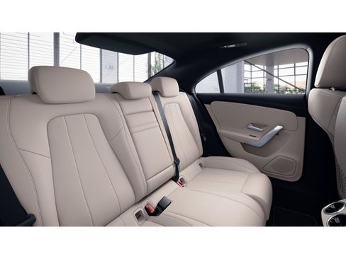 Used 2023 Mercedes-Benz CLA 250 4MATIC image 5