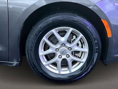 Used 2022 Chrysler Pacifica Touring-L image 34