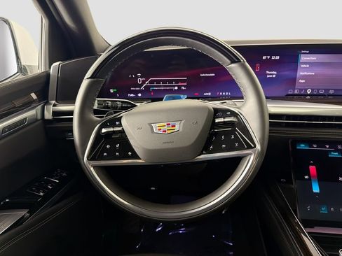 Used 2025 Cadillac Escalade ESV Premium Luxury AWD/4WD image 24