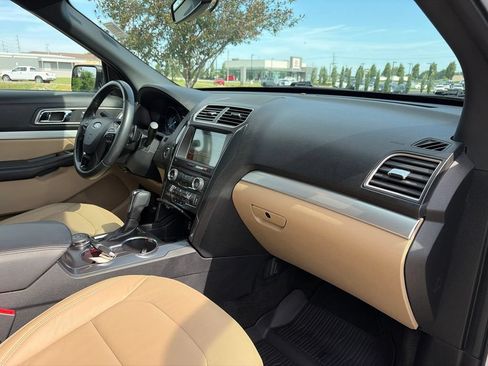 Used 2017 Ford Explorer XLT w/ Equipment Group 202A AWD/4WD image 26