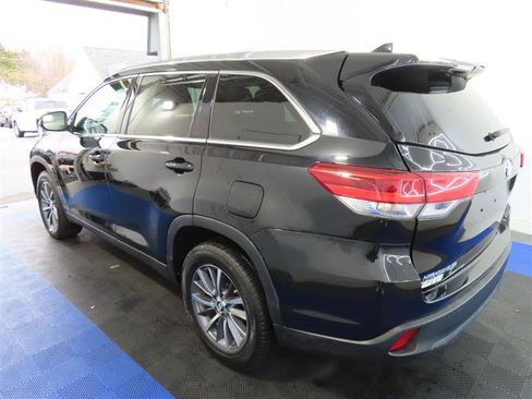 Used 2019 Toyota Highlander XLE image 11