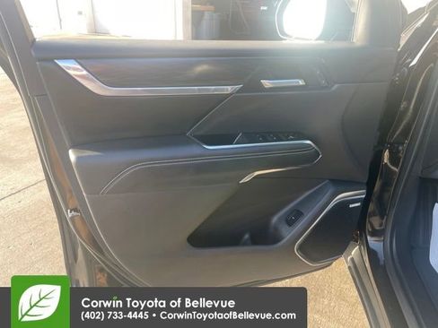 Used 2025 GMC Acadia Elevation image 10