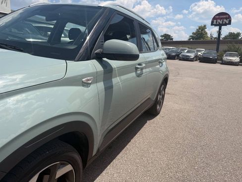 Used 2025 Hyundai Venue SEL FWD image 16