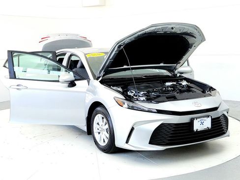 Used 2026 Toyota Camry LE AWD/4WD image 9