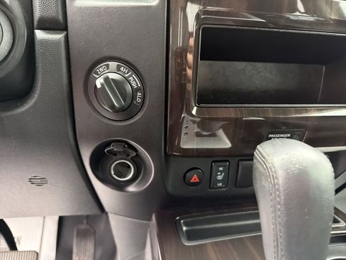 Used 2014 Nissan Titan SL w/ SL Moonroof Package image 27