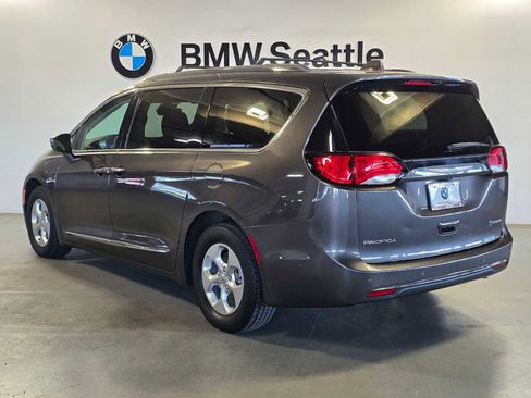 Used 2017 Chrysler Pacifica Platinum FWD image 4