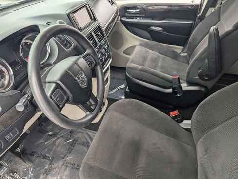 Used 2018 Dodge Grand Caravan SE FWD image 17
