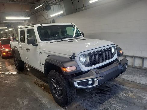 Used 2025 Jeep Gladiator Sport AWD/4WD image 2