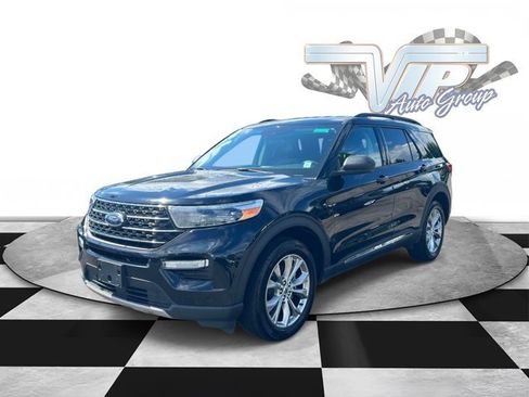 Used 2023 Ford Explorer XLT w/ Equipment Group 202A AWD/4WD image 4