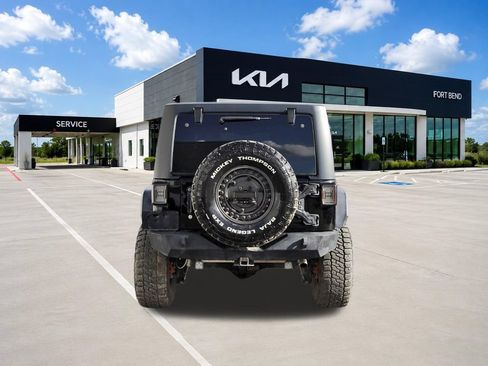 Used 2017 Jeep Wrangler Unlimited Rubicon w/ Connectivity Group AWD/4WD image 6