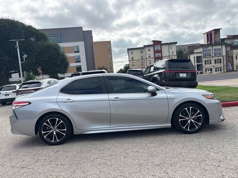 Used 2020 Toyota Camry SE FWD image 6