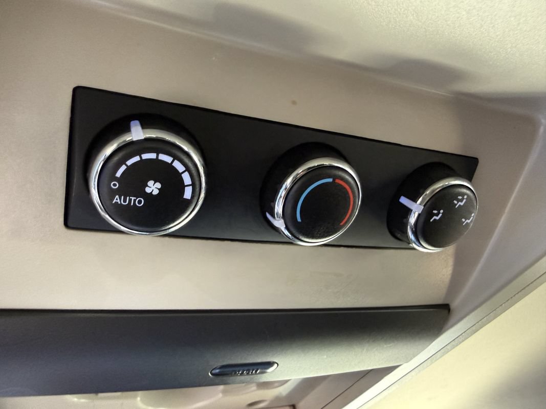 Used 2016 Chrysler Town & Country Touring FWD image 9