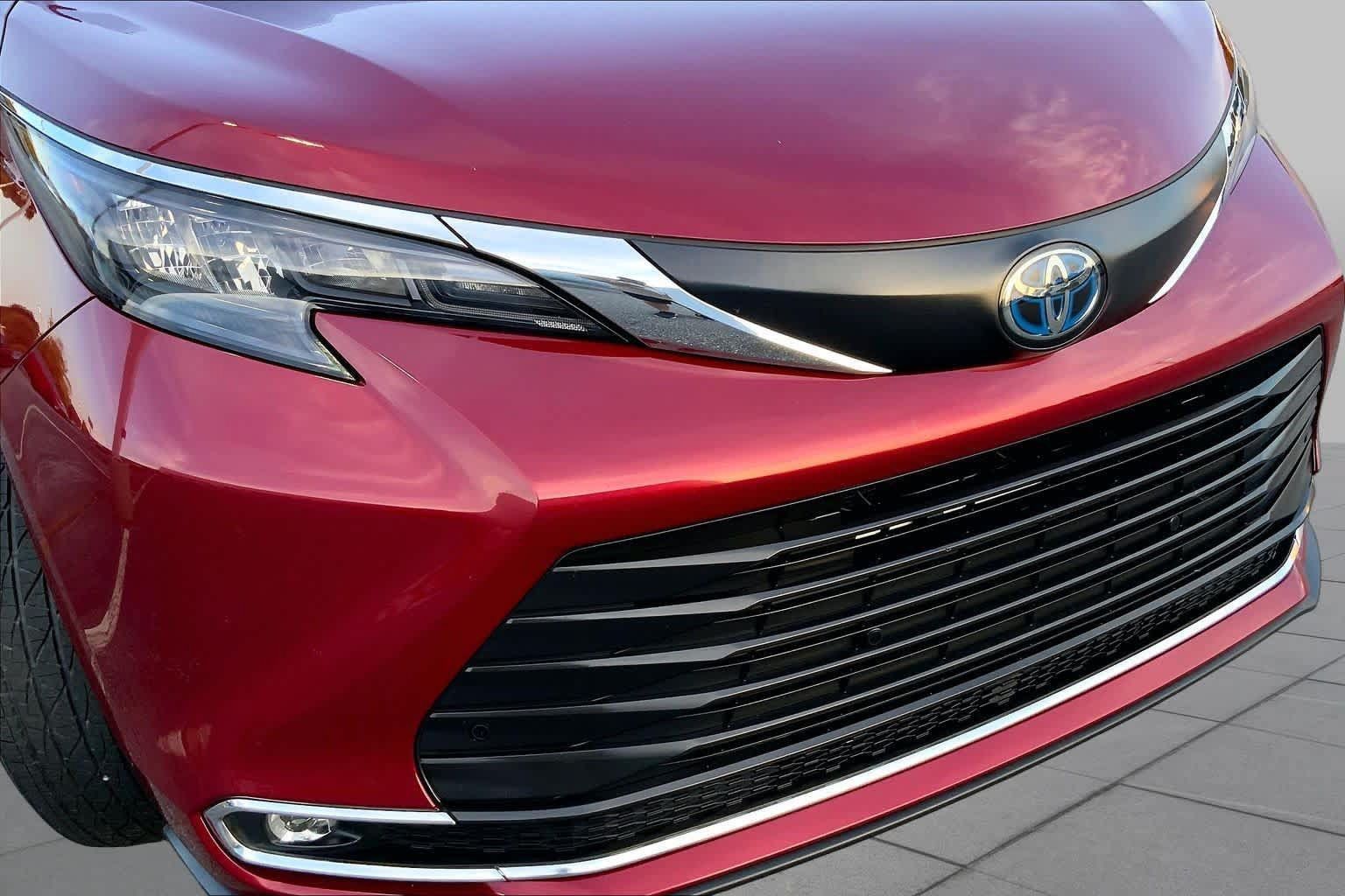 Used 2024 Toyota Sienna XLE FWD image 27