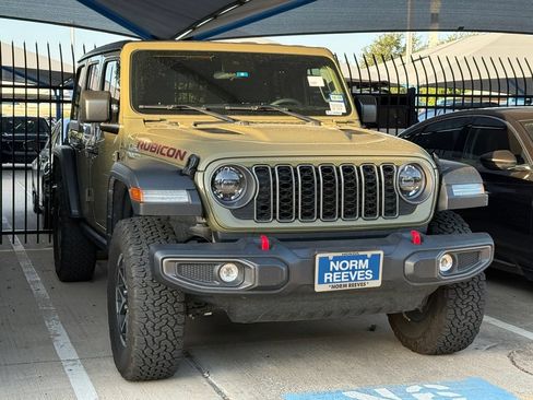 Used 2025 Jeep Wrangler Unlimited Rubicon w/ Convenience Group AWD/4WD image 3