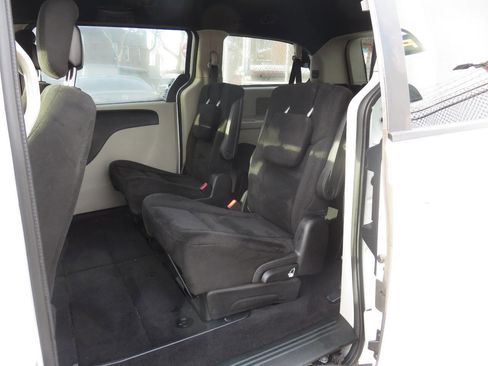 Used 2015 Dodge Grand Caravan SE image 18