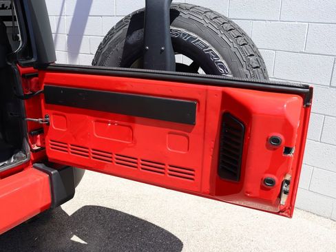 Used 2016 Jeep Wrangler Unlimited Sahara w/ Dual Top Group AWD/4WD image 16