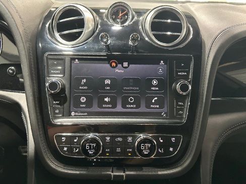Used 2017 Bentley Bentayga AWD/4WD image 64