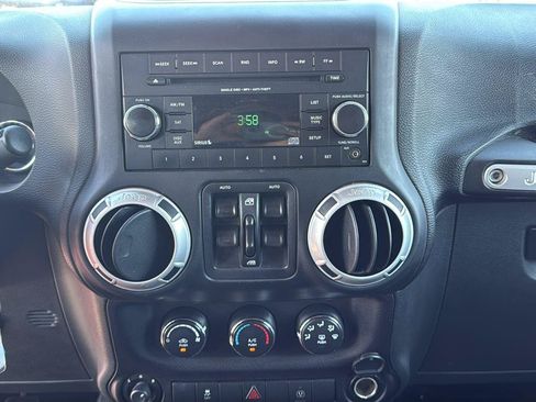 Used 2015 Jeep Wrangler Unlimited Rubicon w/ Max Tow Package AWD/4WD image 15
